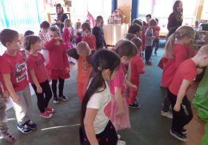 dzieci tańczą w rzędach